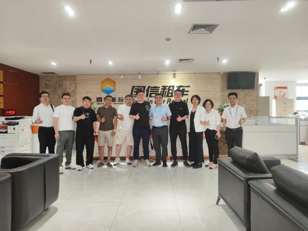 四川能投润嘉国信租车公司与哈萨克斯坦 客商开展合作洽谈