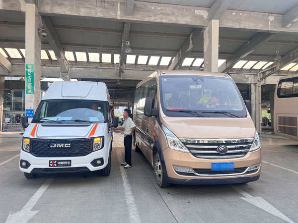 成都9座商务车租赁价格-租车9座商务车一天多少钱合适